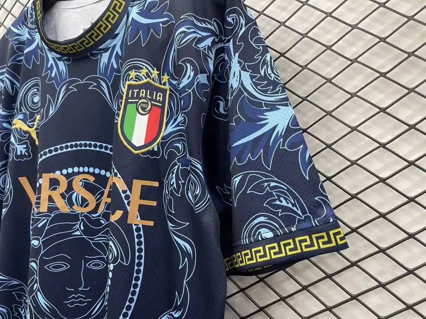 MAILLOT ITALIE CONCEPT EDITION VERSACE BLEU 2023/2024 - Maillot du Monde