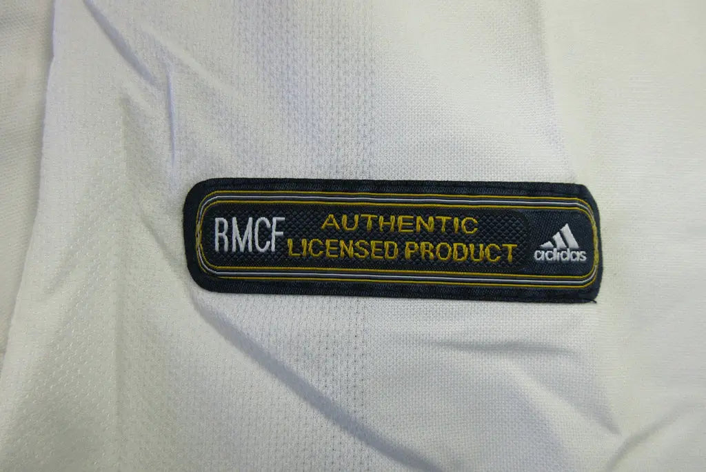 MAILLOT RETRO REAL MADRID DOMICILE 2001/2002 VERSION MANCHES LONGUES - Maillot du Monde