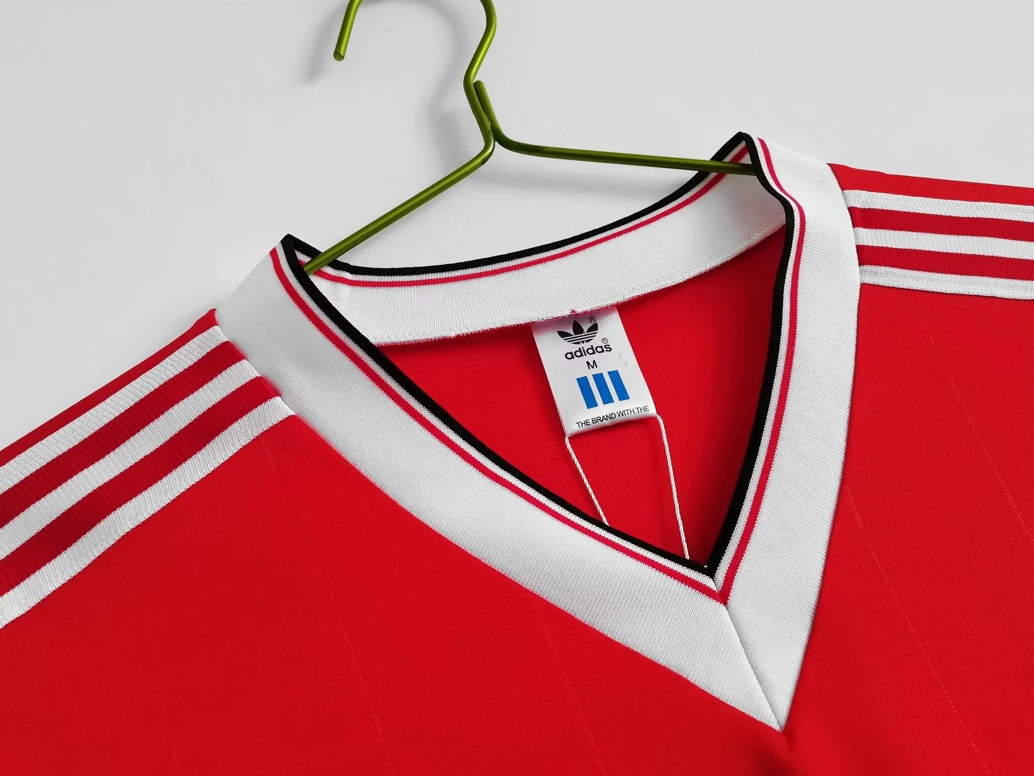 MAILLOT MANCHESTER UNITED DOMICILE 1982/1983 VERSION MANCHES LONGUES - Maillot du Monde