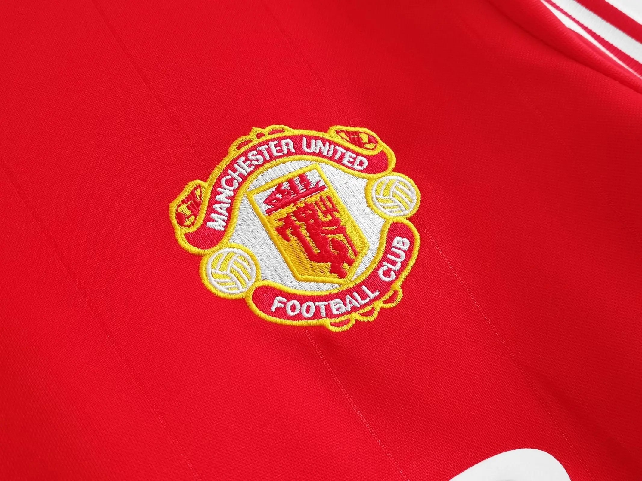 MAILLOT MANCHESTER UNITED DOMICILE 1982/1983 VERSION MANCHES LONGUES - Maillot du Monde