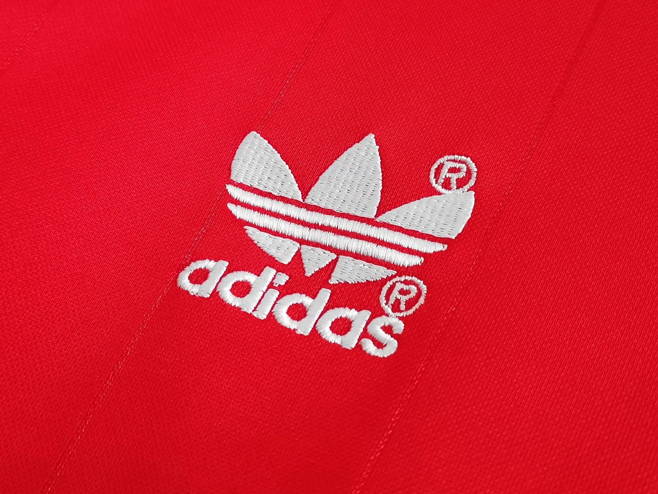 MAILLOT MANCHESTER UNITED DOMICILE 1982/1983 VERSION MANCHES LONGUES - Maillot du Monde