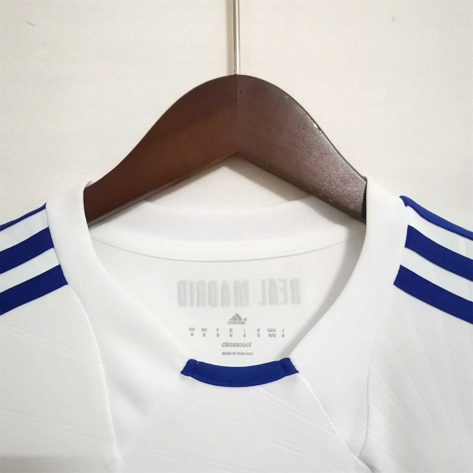 MAILLOT REAL MADRID DOMICILE 2010/2011 VERSION MANCHES LONGUES - Maillot du Monde