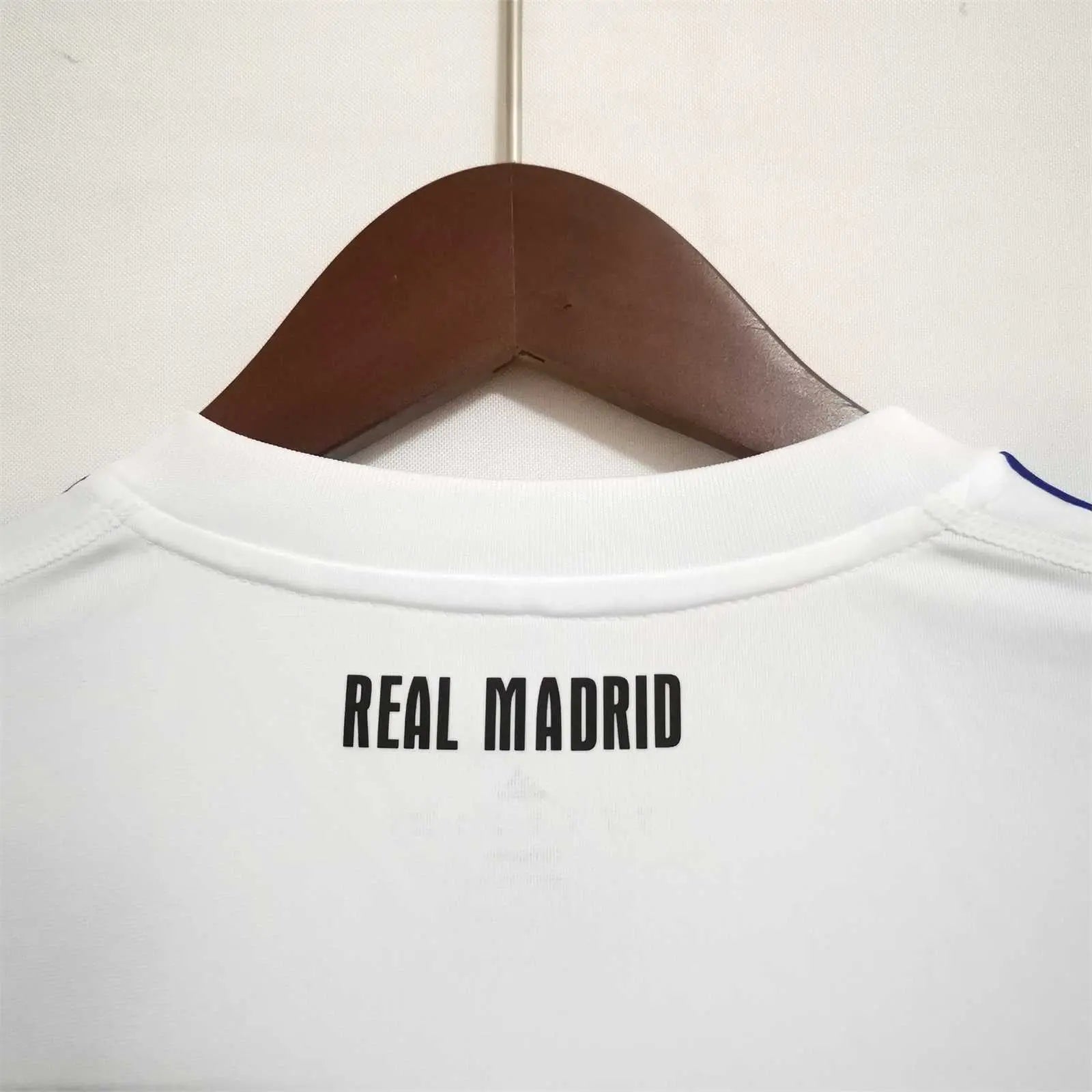 MAILLOT REAL MADRID DOMICILE 2010/2011 VERSION MANCHES LONGUES - Maillot du Monde