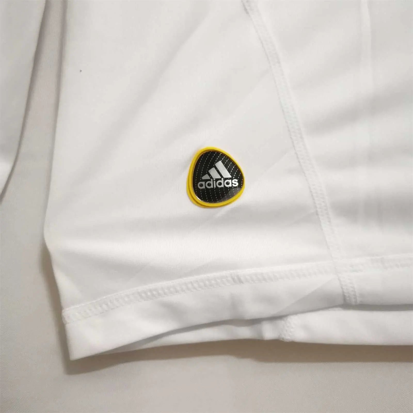 MAILLOT REAL MADRID DOMICILE 2010/2011 VERSION MANCHES LONGUES - Maillot du Monde