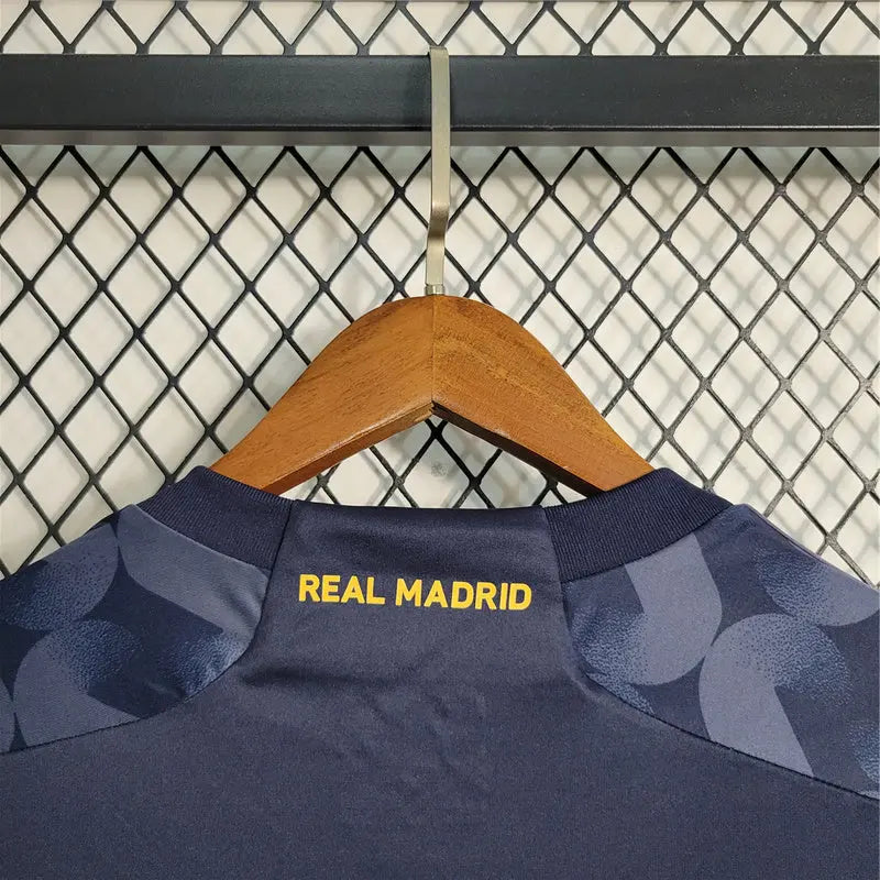 MAILLOT REAL MADRID EXTÉRIEUR 2023/2024 VERSION MANCHES LONGUES - Maillot du Monde