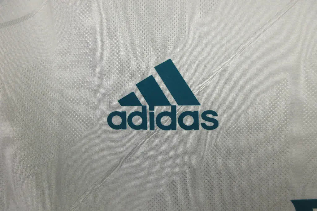 MAILLOT RETRO REAL MADRID DOMICILE 2017/2018 VERSION MANCHES LONGUES - Maillot du Monde