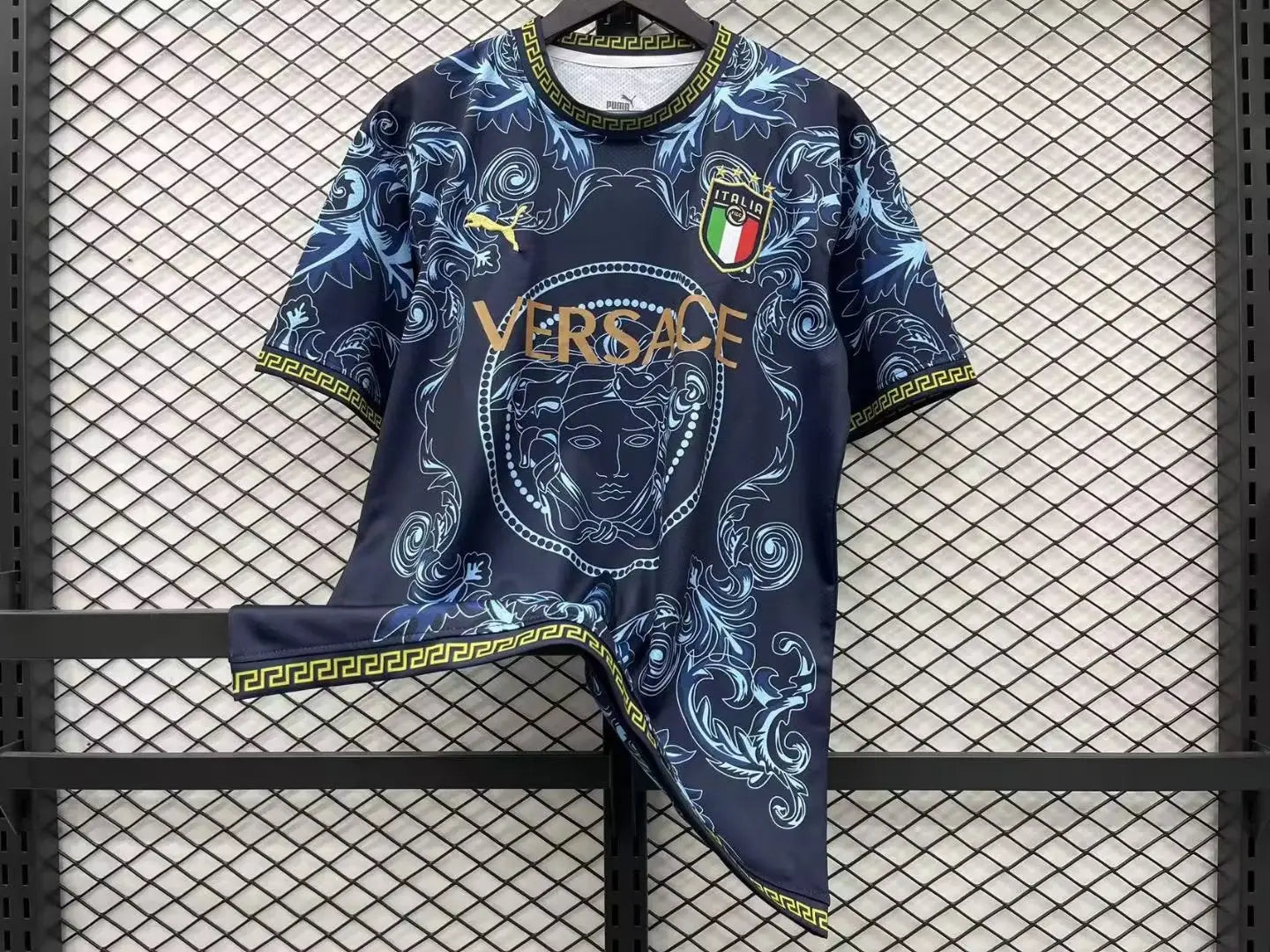 MAILLOT ITALIE CONCEPT EDITION VERSACE BLEU 2023/2024 - Maillot du Monde