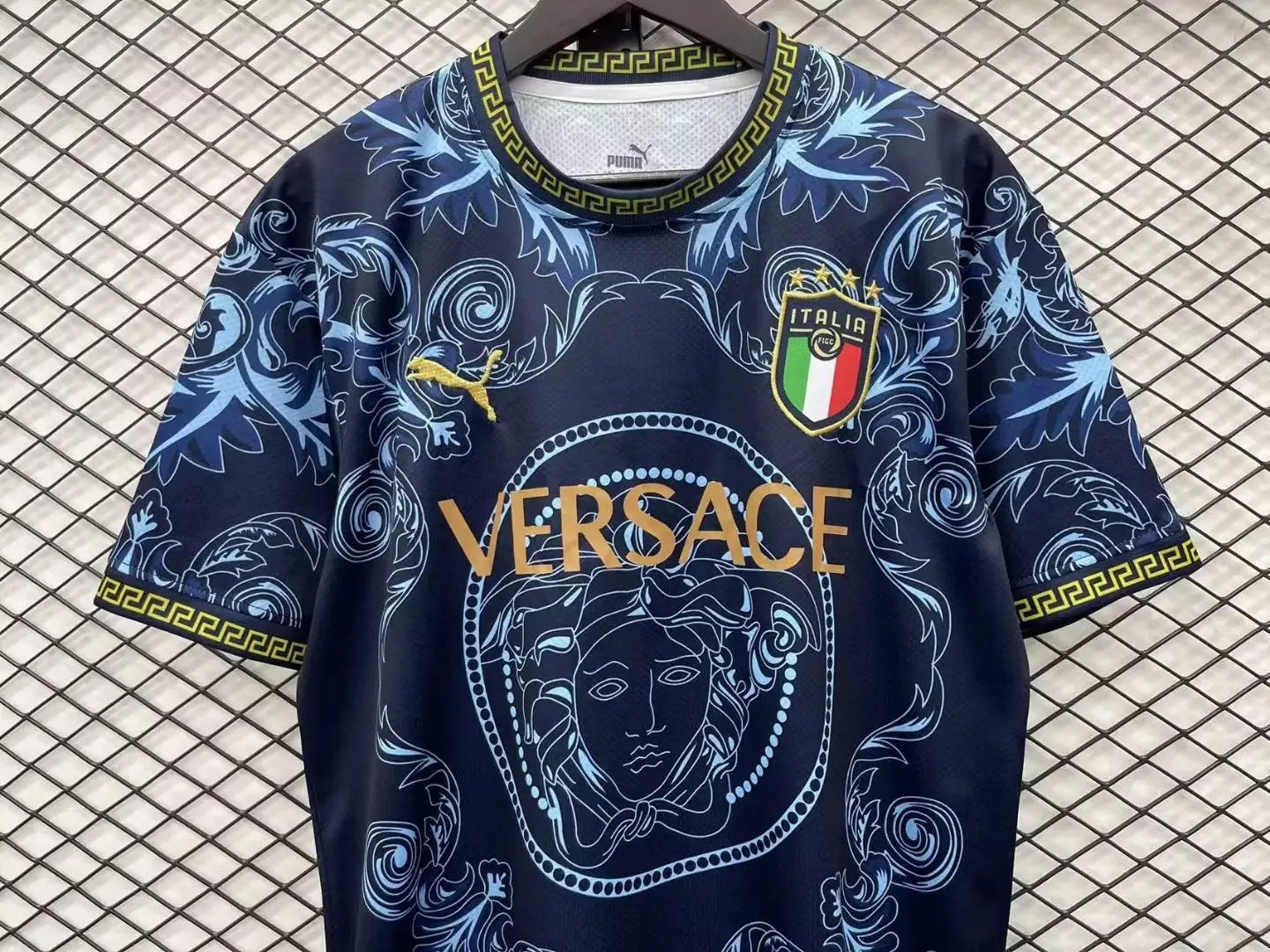 MAILLOT ITALIE CONCEPT EDITION VERSACE BLEU 2023/2024 - Maillot du Monde